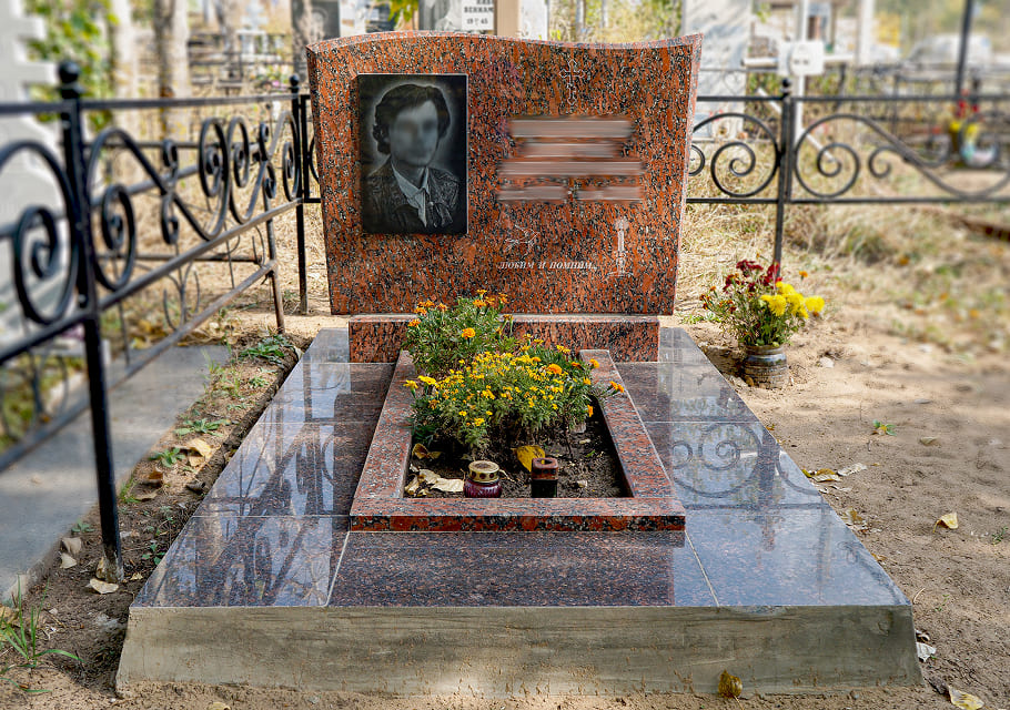 Из цветного гранита